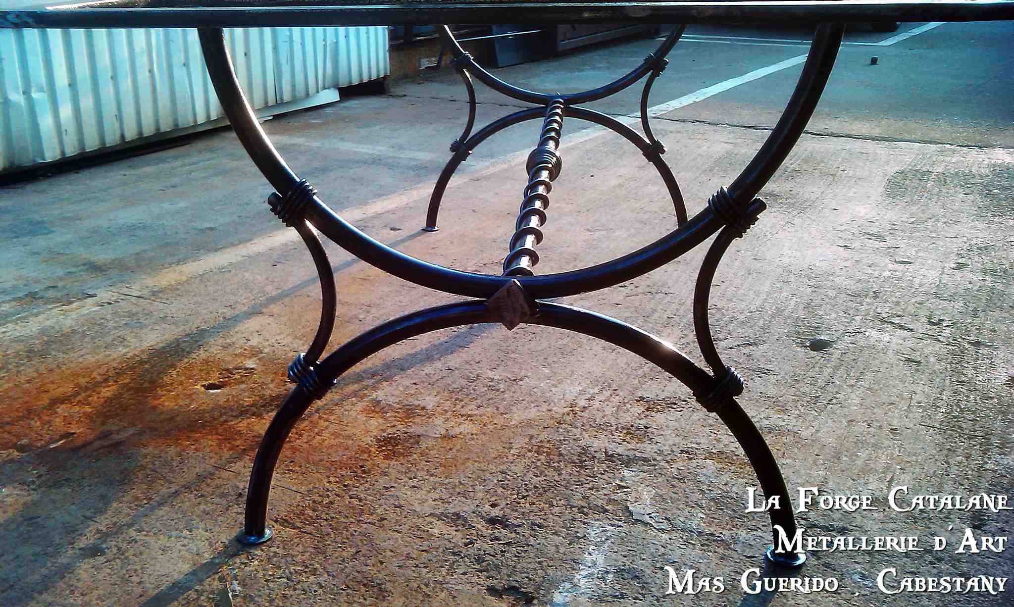 pietement de table avec torsade liens forge catalane.jpg